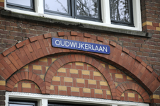 909217 Afbeelding van een oude type straatnaambordje Oudwijkerlaan aan de gevel van het pand Oudwijkerlaan 45 te Utrecht.